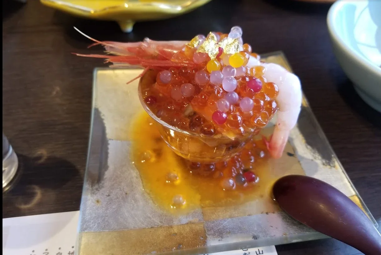 ふくみつ華山温泉の朝ごはん「海鮮の山海宝石こぼれ箱」。いくらに金箔とえびをあしらったひと品