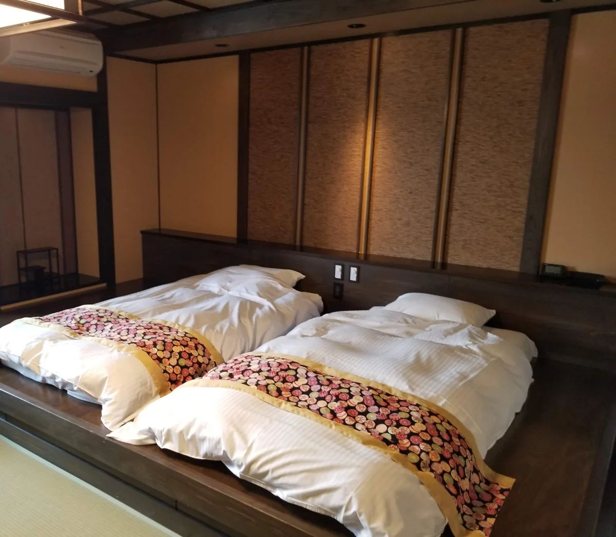 ふくみつ華山温泉の露天風呂付き客室の室内